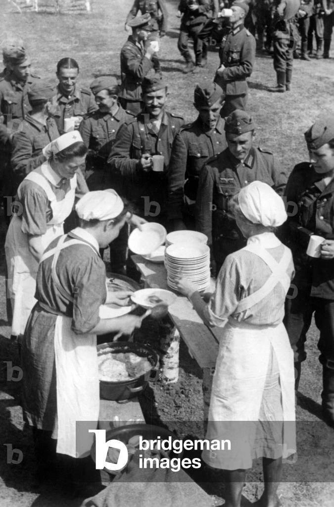 German soldiers queueing at a field kitchen during Operation Citadel, 5th July 1943 (b/w photo)