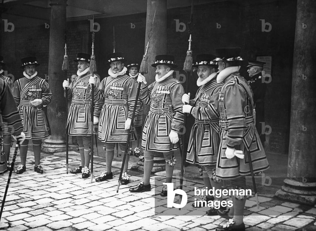 Yeomen of the Guards in front of St. James's Palace in London, 1939 (b/w photo)