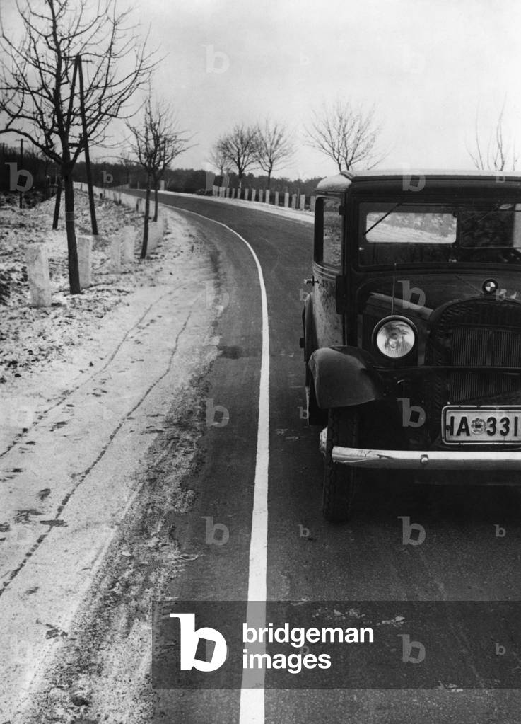 Car next to a protecting strip, 1935