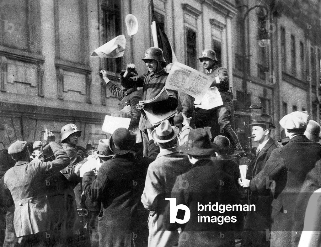 Kapp soldiers distributing leaflets in Berlin (b/w photo)