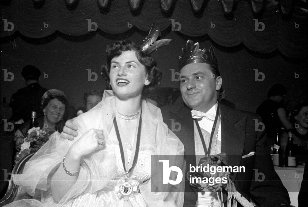 Marching in of the Fasching prince and princess of the Munich Narrhalla, 1952 (b/w photo)