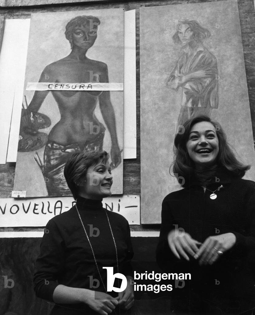 Novella Parigini and Ivy Nicholson (b/w photo)