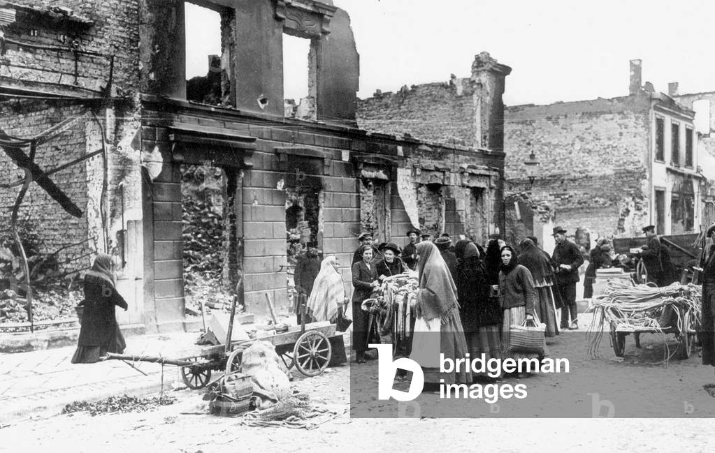Market day in front of ruins in Szczytno, 1914 (b/w photo)