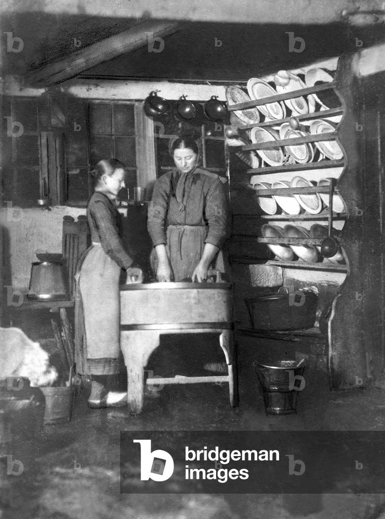 The washroom of a Westphalian farm house (b/w photo)