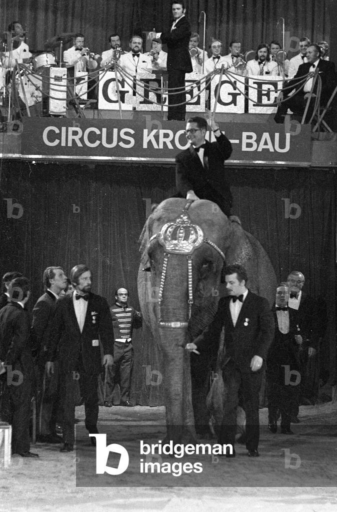 Hans-Jochen Vogel on the back of an elephant, 1970 (b/w photo)