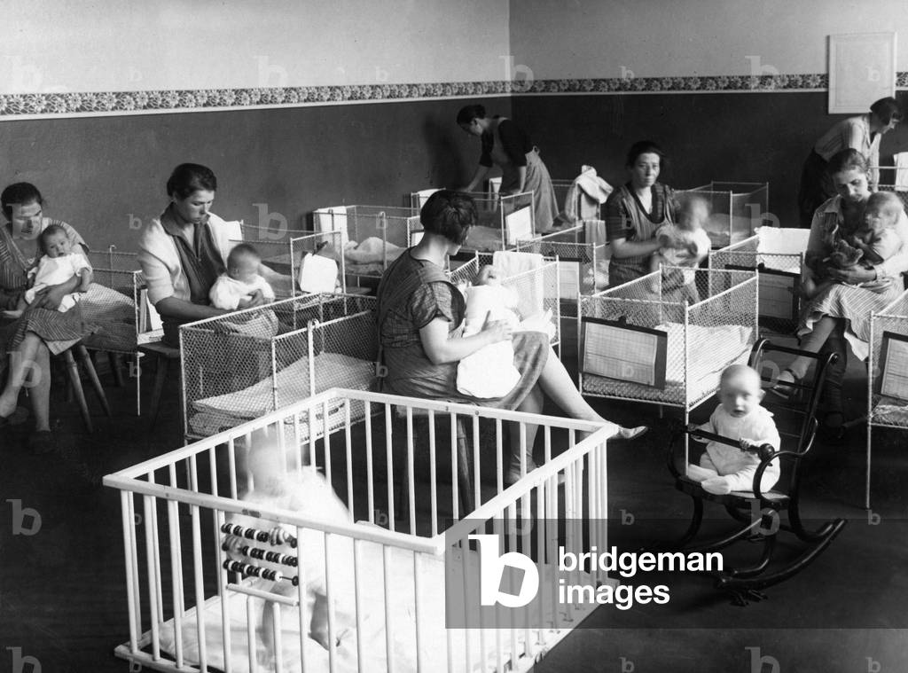 Mothers in a homeless shelter in Berlin, 1930 (b/w photo)