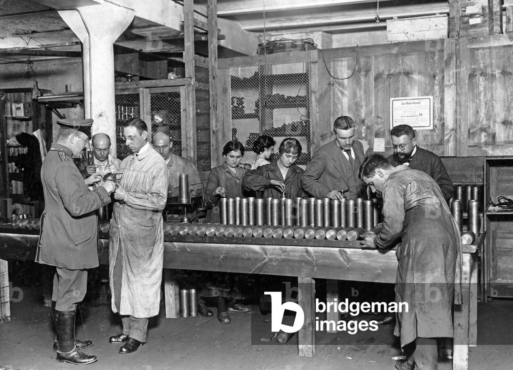 Production of grenades, 1915 (b/w photo)