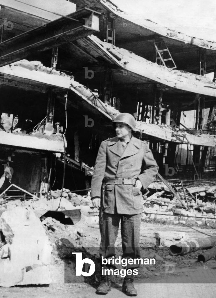 American press officer Ernst Langendorf at Marienplatz, Munich in May 1945 (b/w photo)