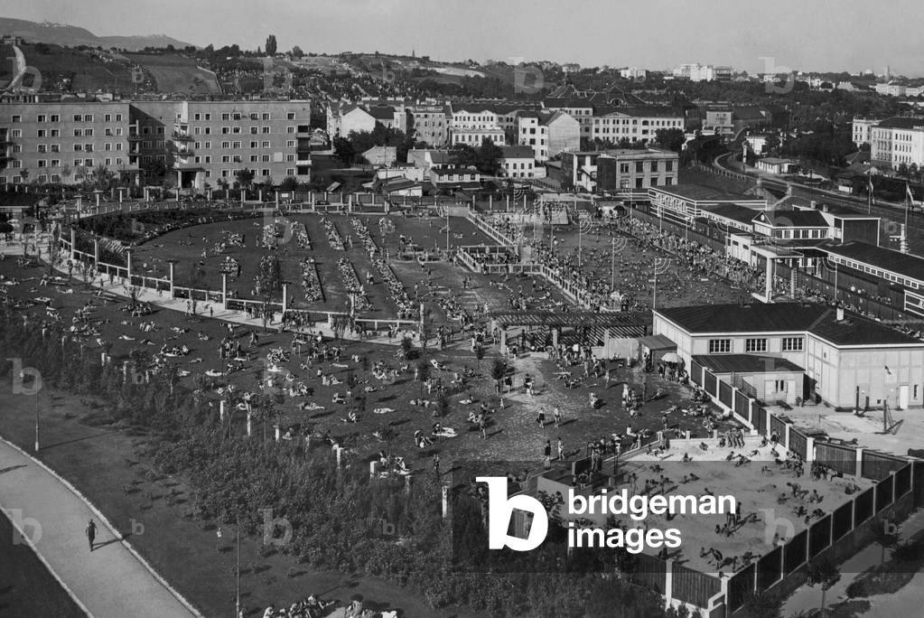 Outdoor swimming pool in Vienna, 1936 (b/w photo)