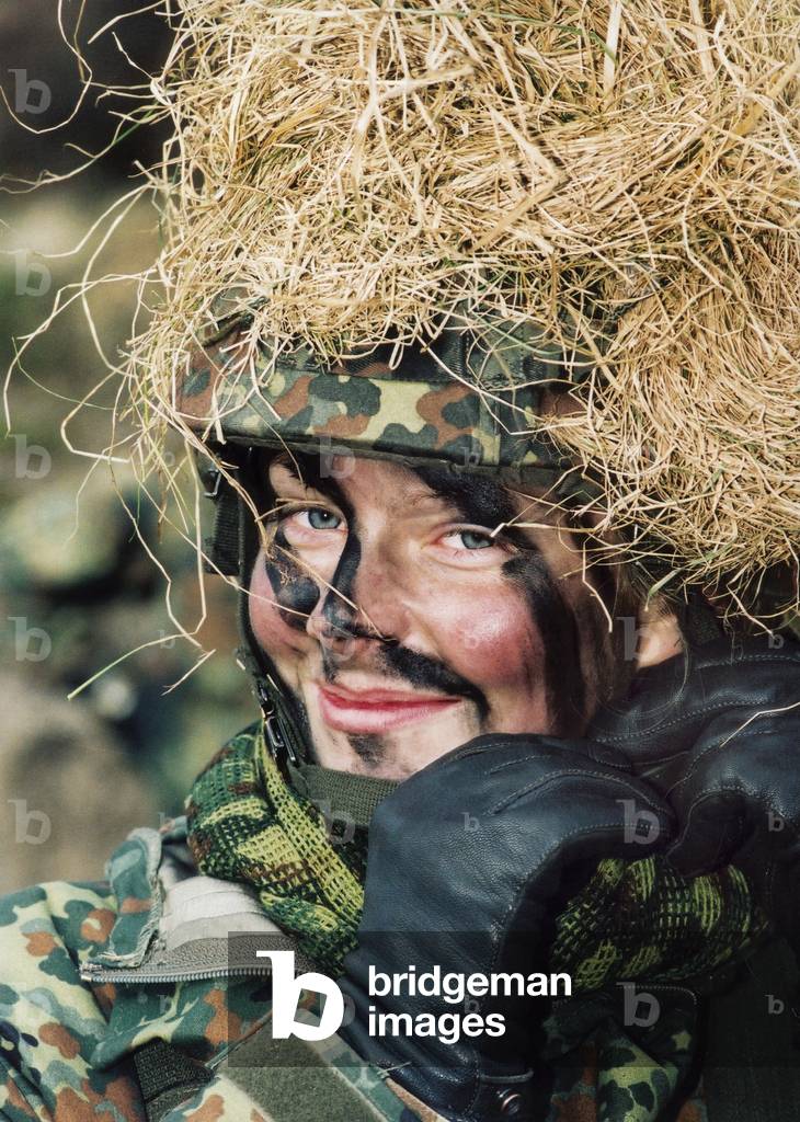Women in the Bundeswehr: a soldier with Tarnhelm and face painting during a maneuver, 2001 (photo)