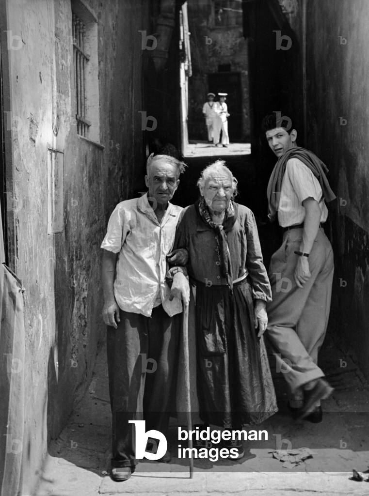Old couple in Naples (b/w photo)