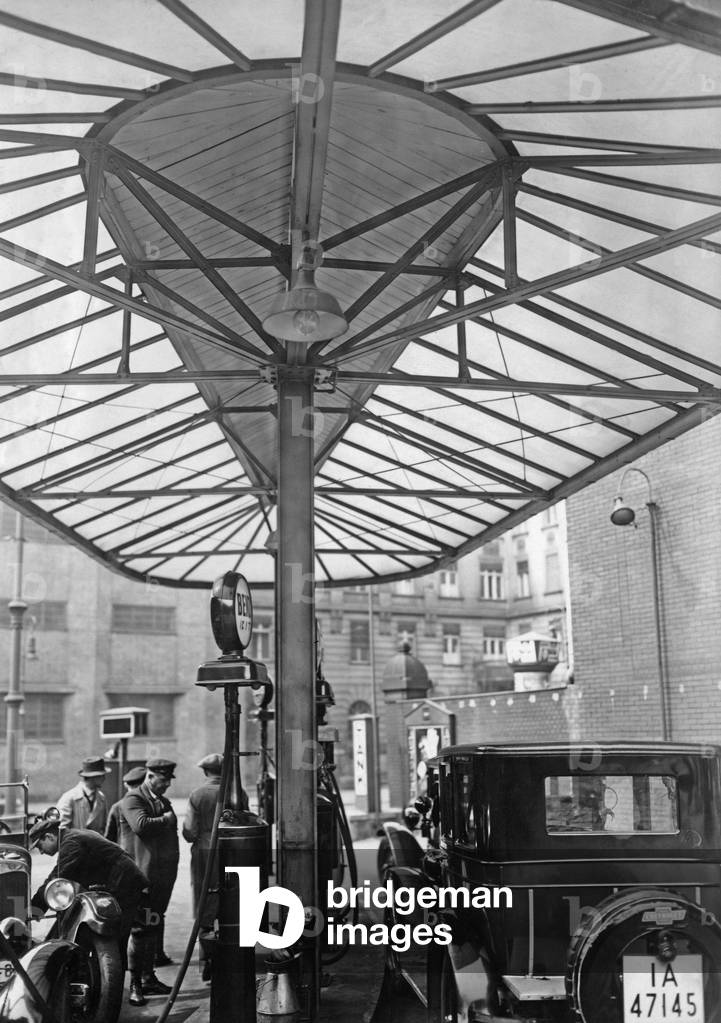 Gas station, 1930