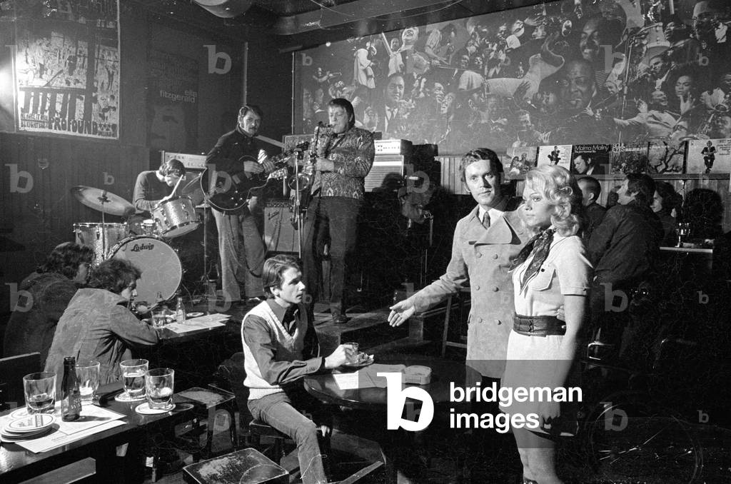 Young people in a pub, 1971 (b/w photo)