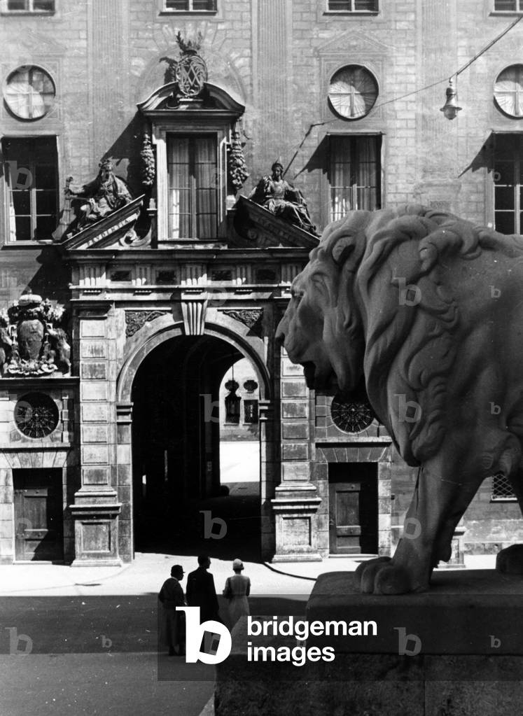 Lion in front of the Feldherrnhalle at the Odeonsplatz in Munich, 1934 (b/w photo)