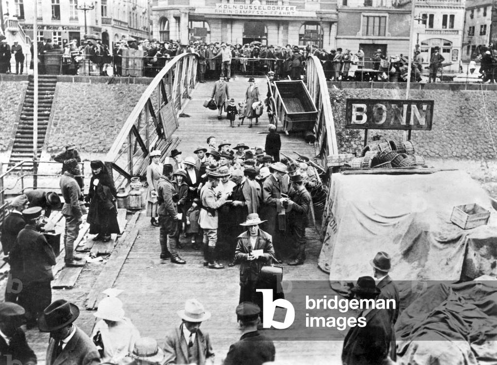 Passport control of the civilian population by French soldiers in Bonn, around the 1920s