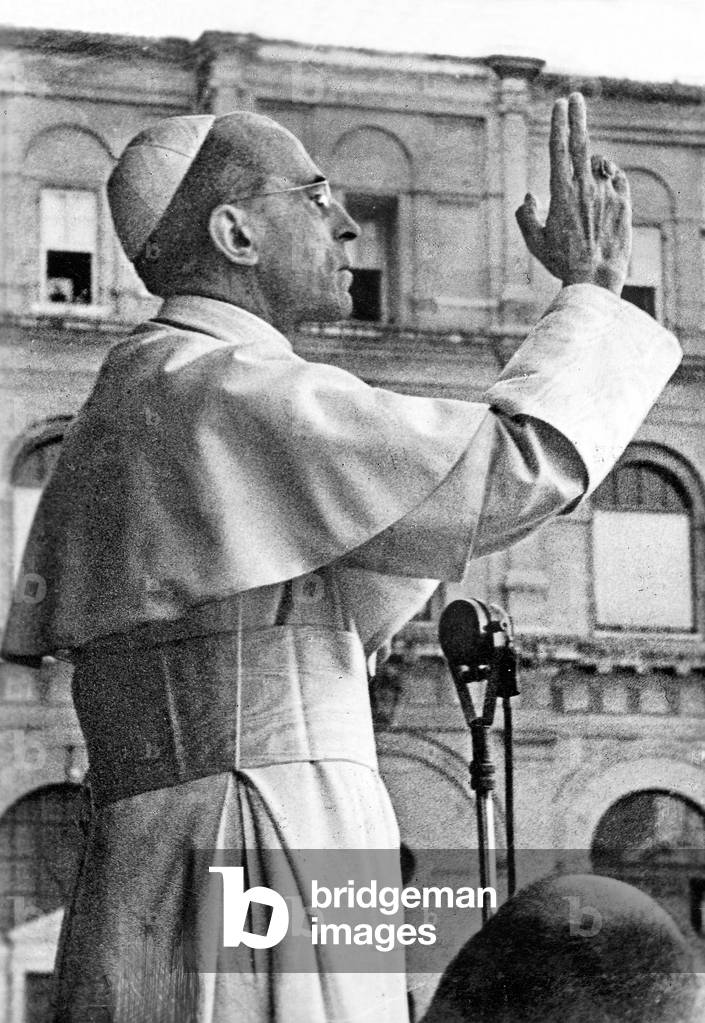 Pope Pius XII. gives the blessing (b/w photo)