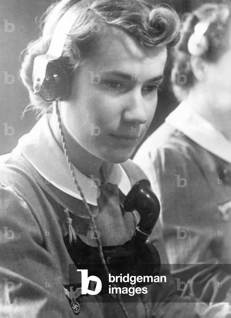 Women's auxiliary signal corps member of the Army in Bordeaux, 1941 (b/w photo)