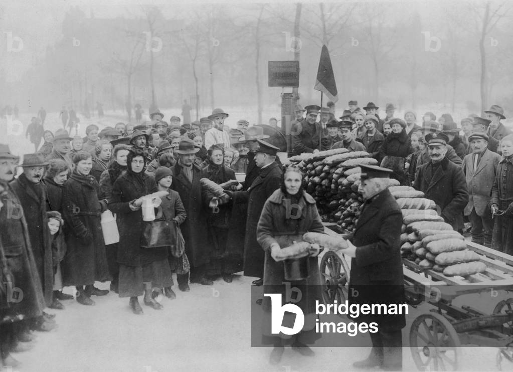 Distribution of soup and bread, 1926 (b/w photo)