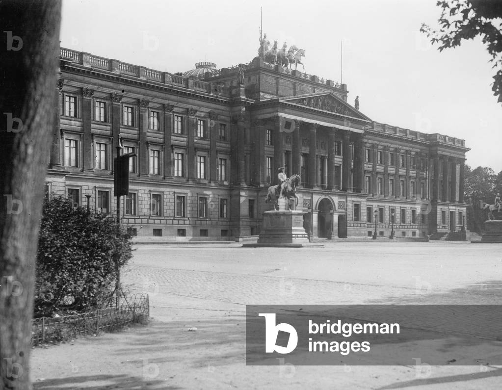 Castle in Brunswick, 1932 (b/w photo)