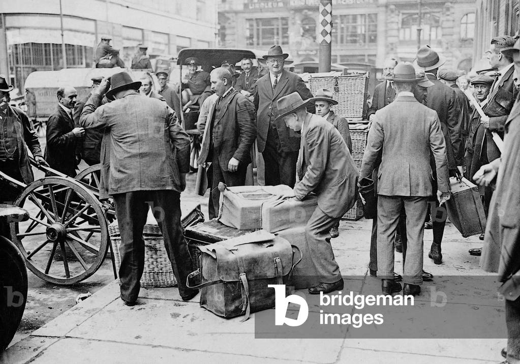 Cash messengers in front of the Reichsbank during the inflation, 1923 (b/w photo)