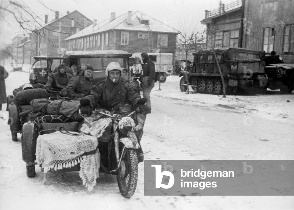 German soldiers in a Russian town, 1941 (b/w photo)