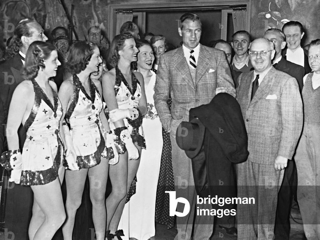 Gary Cooper visits the film studios in Babelsberg, 1938 (b/w photo)