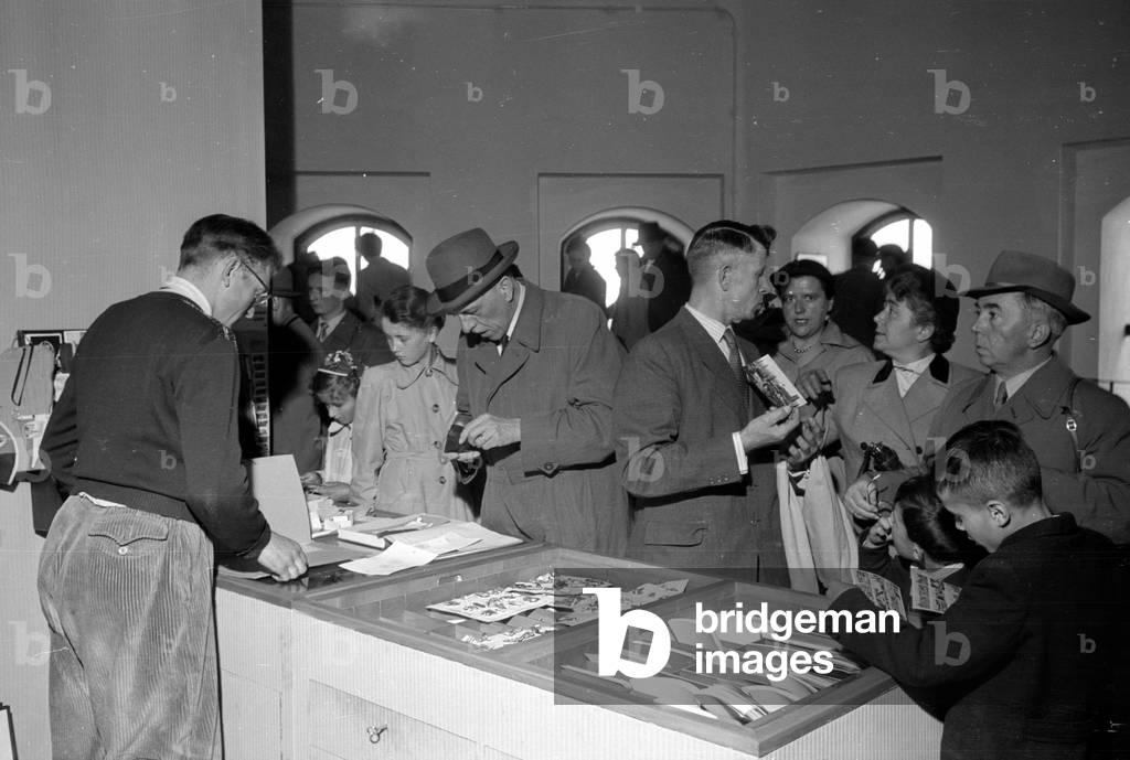 Visitors in the south tower of the Frauenkirche, 1954 (b/w photo)