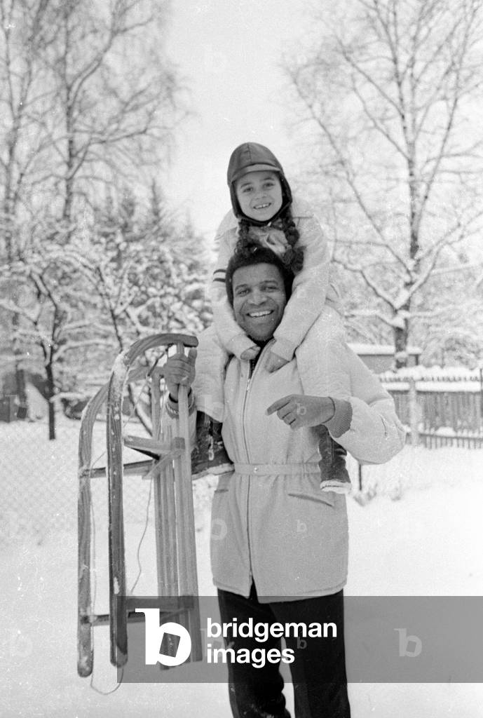 Roberto Blanco with sledge, 1970 (b/w photo)