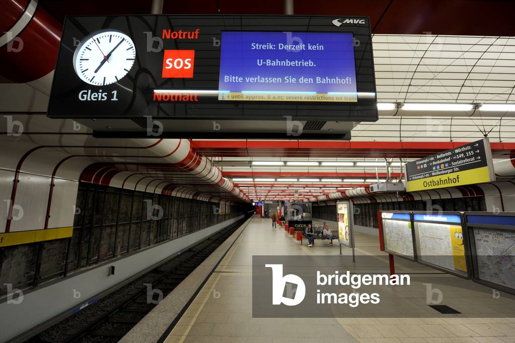 Four-hour warning strike of Verdi union in public transport in Munich. Affected are subways, buses and trams of the Munich Transport Company (MVG). In the picture an empty platform in the metro station Ostbahnhof, 2018 (photo)