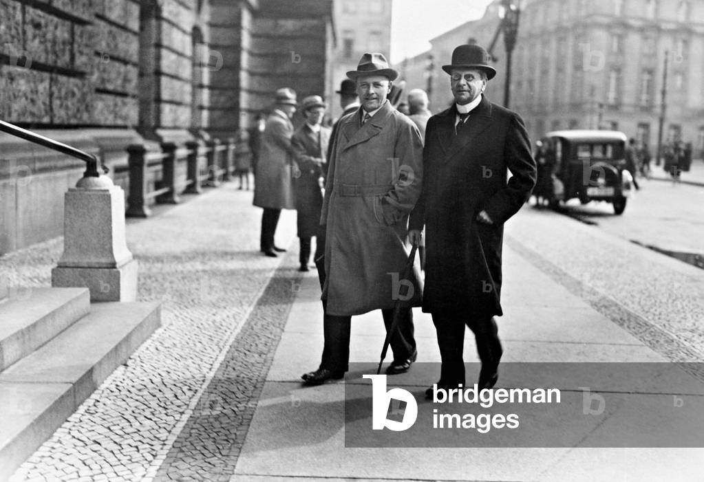 Johannes Bell on the way to the parliamentary group meeting, 1930 (b/w photo)