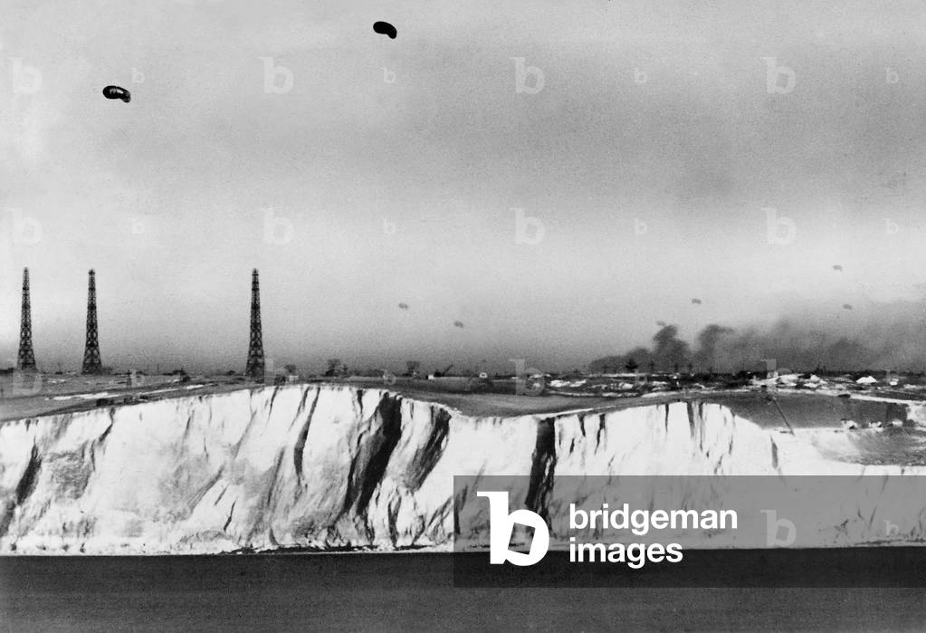 Chalk cliff on the English coast, 1940 (b/w photo)