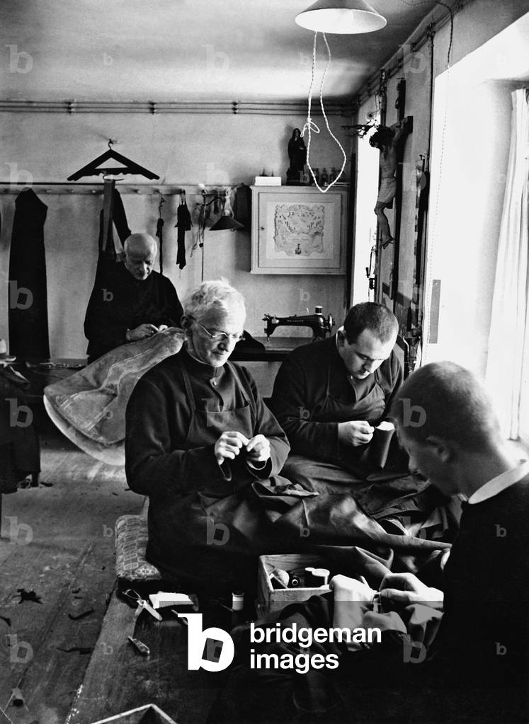 Lay brothers of the Benedictine cloister in Maria Einsiedel working, 1935 (b/w photo)
