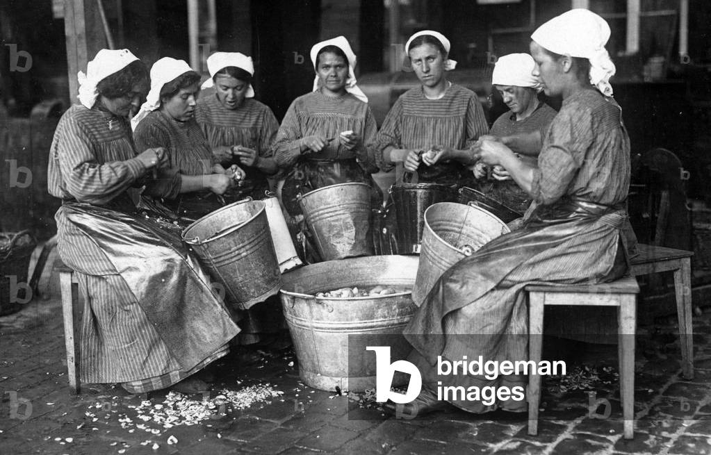 Women peeling potatoes, 1916 (b/w photo)
