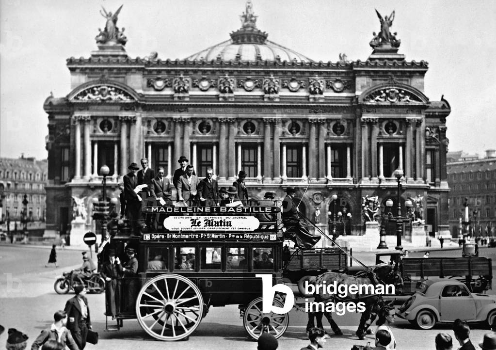 Horse-drawn carriage in front of the Opera Garnier, 1941 (b/w photo)