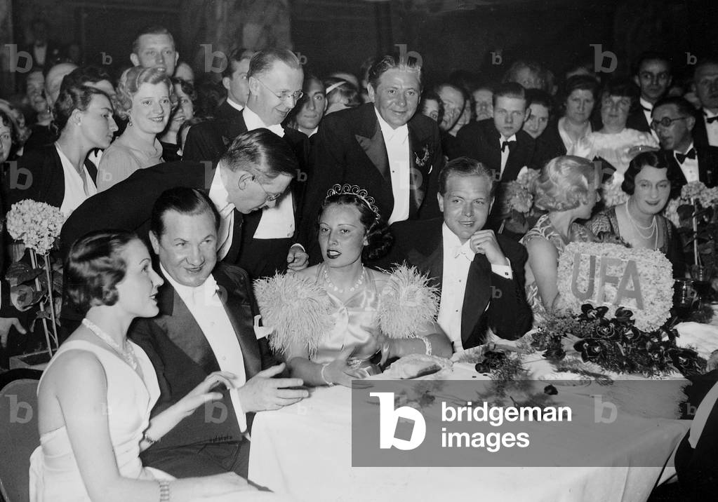 Carola Hoehn, Fritz Kampers, Lida Baarova, Paul Hoerbiger, Gustav Froehlich and Dorit Kreysler, 1935 (b/w photo)