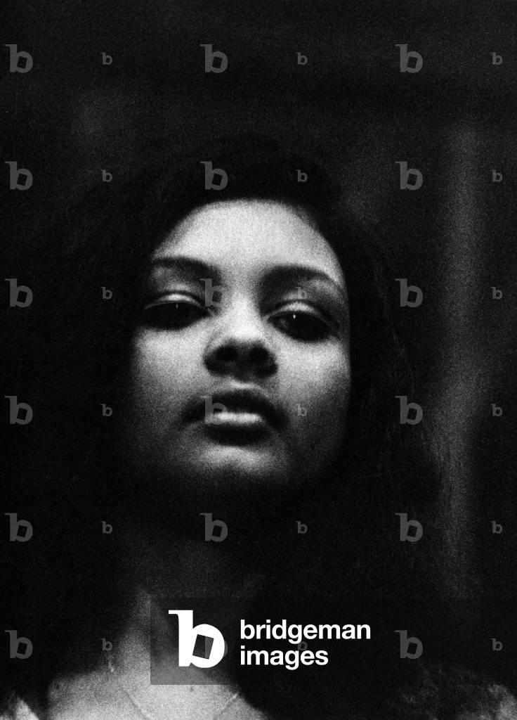 Portrait of a woman (b/w photo)