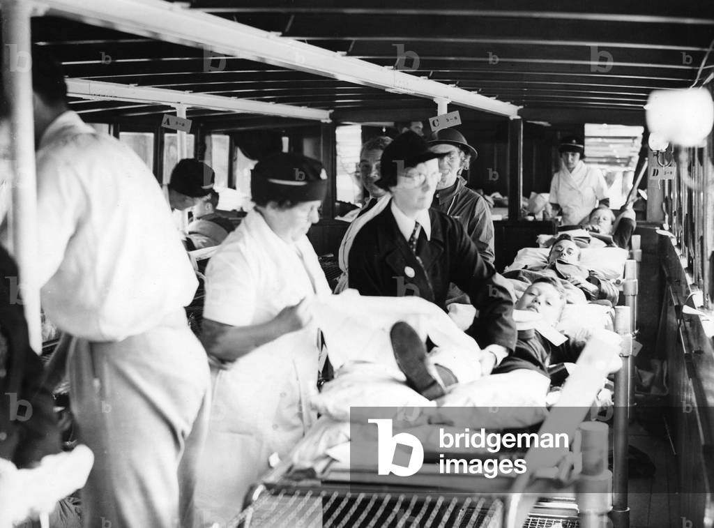 Training of the port ambulance, 1939 (b/w photo)