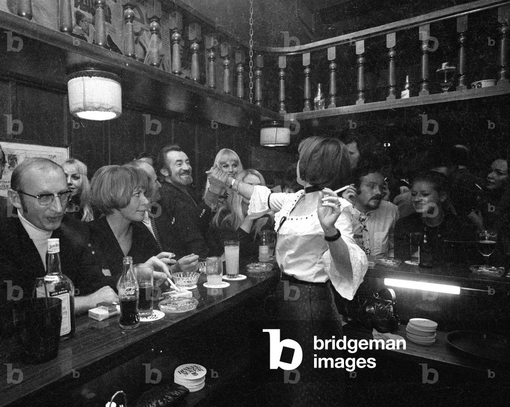 Toni Netzle at the 10th anniversary of the Alter Simpl, Munich 1970 (b/w photo)