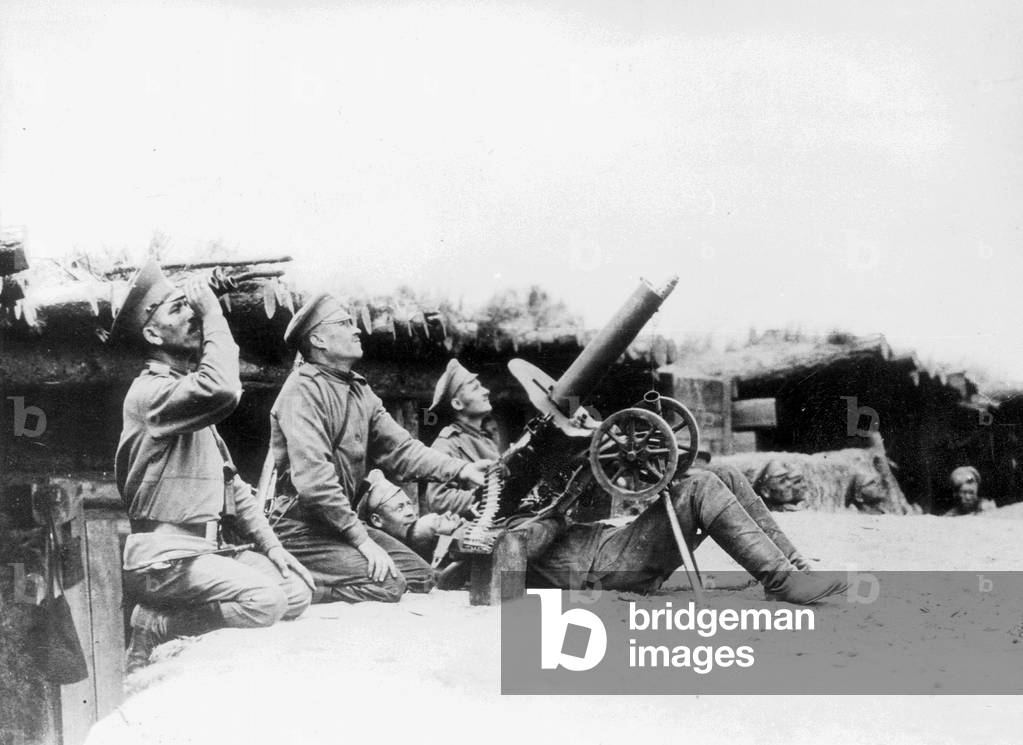 Russian troops defending against a German air attack, 1915 (b/w photo)