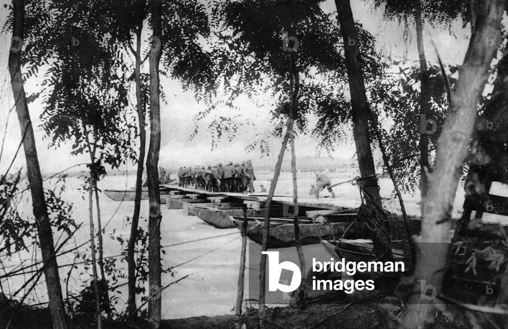 Austro-Hungarian engineers build a pontoon dock, 1917 (b/w photo)