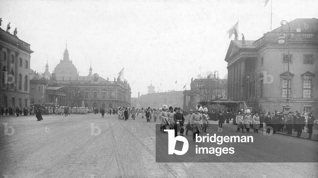 Unter den Linden in Berlin, 1910 (b/w photo)