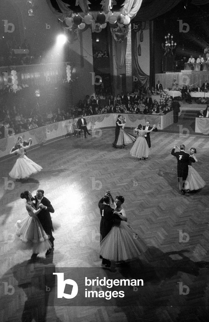 International dance competition in Munich, 1952 (b/w photo)