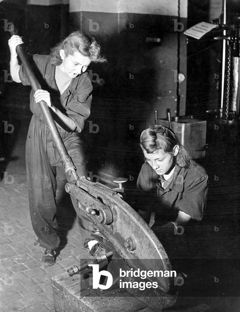 Women in the war auxiliary service at a shipyard in Danzig, 1942 (b/w photo)