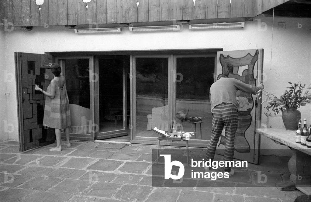 Curd Juergens and Simone Bicheron when painting, 1959 (b/w photo)