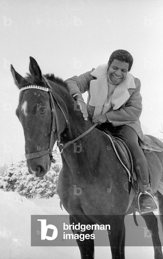 Roberto Blanco with a horse, 1970 (b/w photo)