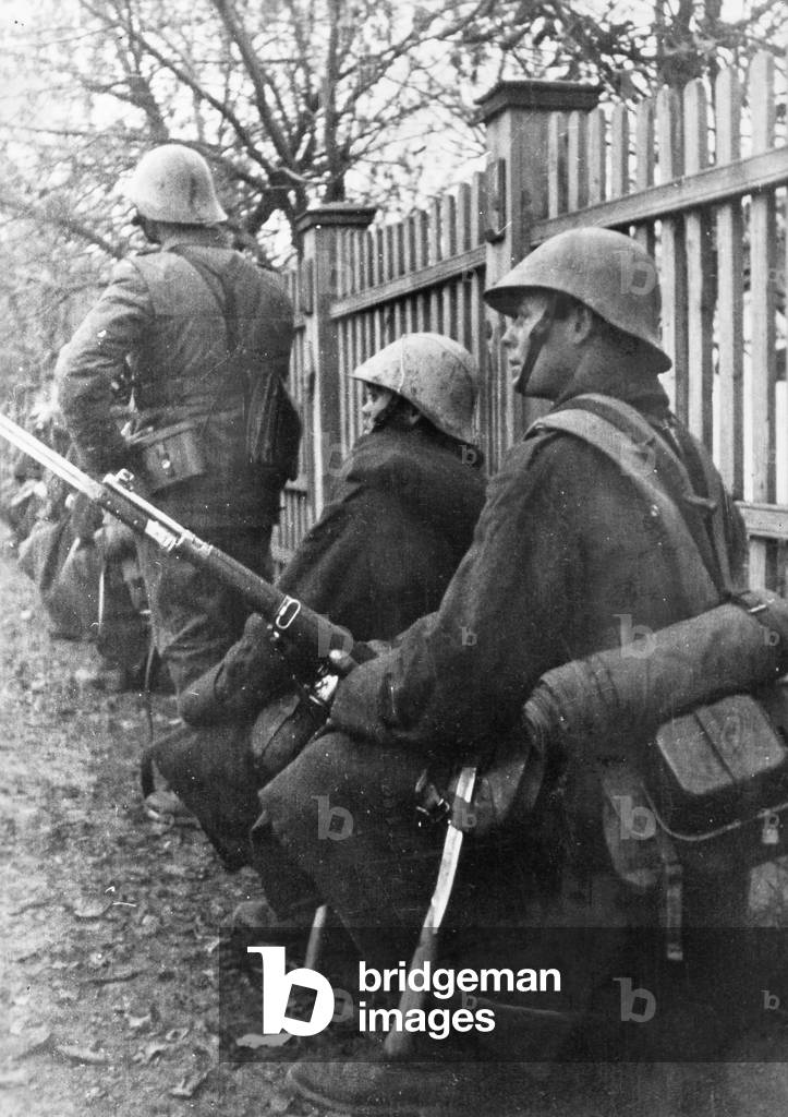Romanian soldiers on the Eastern Front, 1942 (b/w photo)