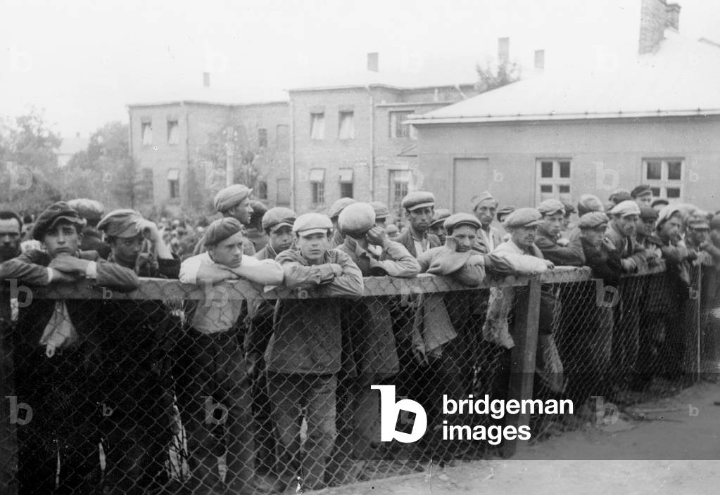 Internment of the male population of Moseiska, 1941 (b/w photo)