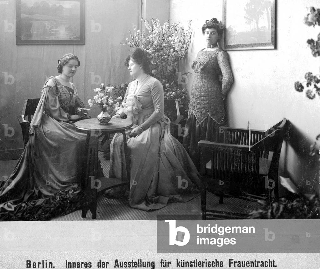 Ladies' fashion from 1904 (b/w photo)