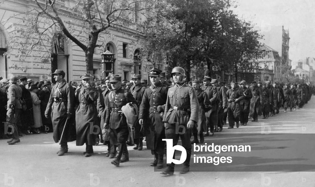 Polish soldiers taken into captivity, 1939 (b/w photo)