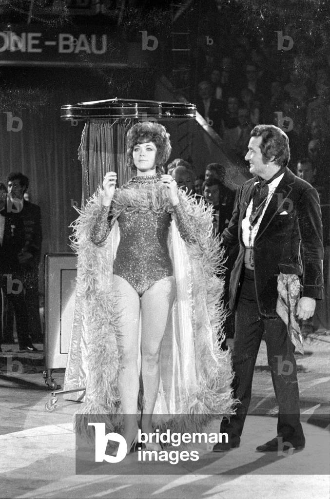 Patrick Macnee performing at the Circus Krone, 1970 (b/w photo)